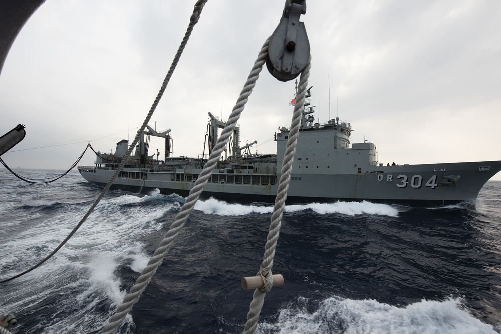 USS Preble (DDG 88) conducts replenishment-at-sea with HMAS Success during RIMPAC