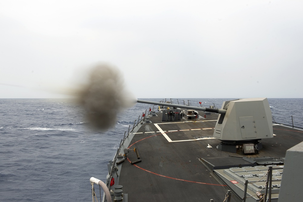 USS Preble (DDG 88) fires 5-inch gun in live fire exercise during RIMPAC 2018