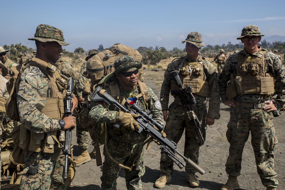 Philippine and U.S. Marines work together during RIMPAC