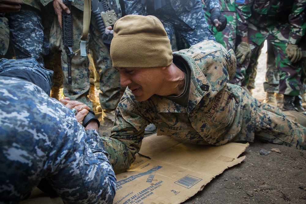 Sri Lankan and U.S. Marine arm wrestle during RIMPAC