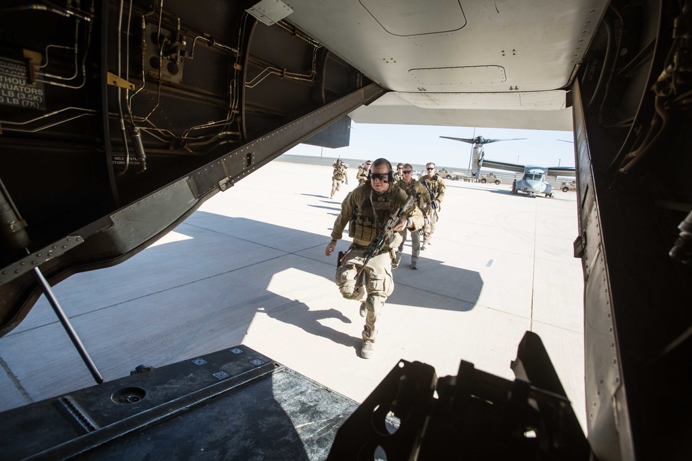 Norwegian troops familiarize with USMC Ospreys