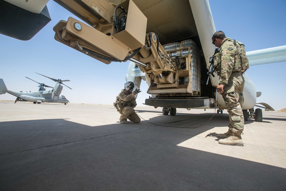 Marines conduct resupply in support of CJTF-OIR