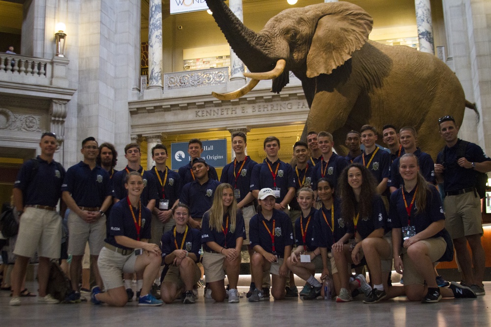 Students from SLCDA tour Smithsonian Museum