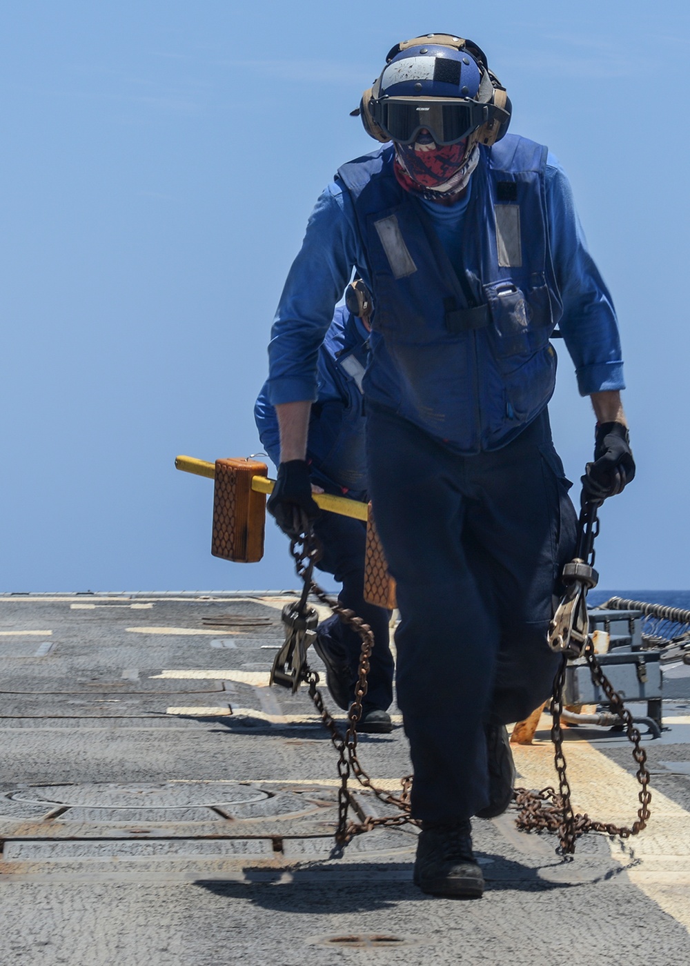 USS Sterett crew lands an HSM 78 Sea Hawk helicopter during RIMPAC 2018