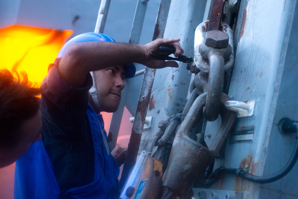 USS Preble (DDG 88) conducts replenishment-at-sea during RIMPAC.