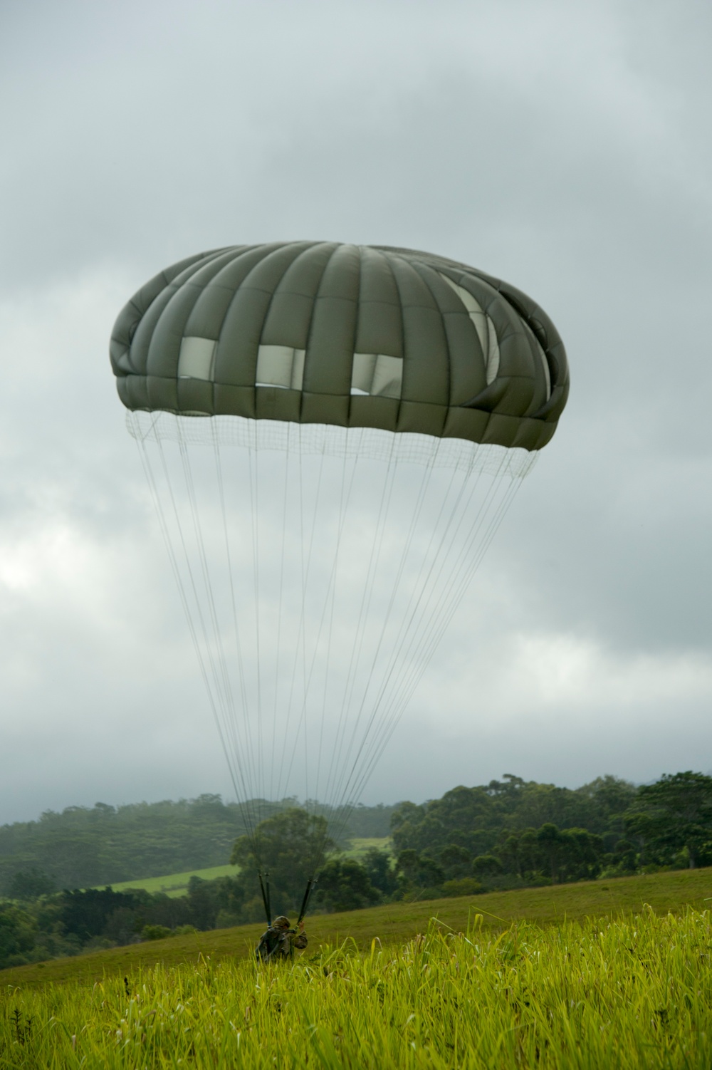 Multinational Special Operations Forces perform airborne exercise during RIMPAC