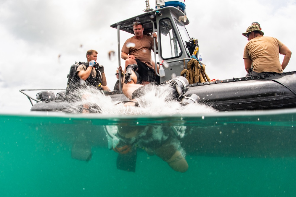 UCT-2 and RCN divers train underwater navigation