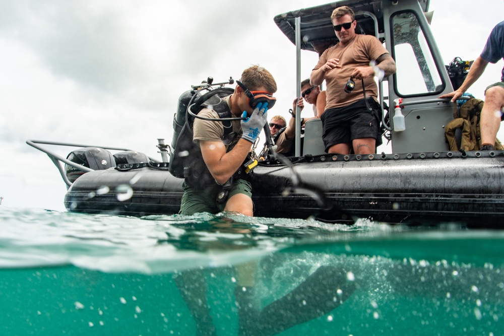 UCT-2 and RCN divers train underwater navigation