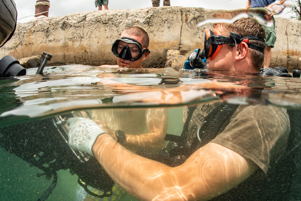 UCT-2 and RCN divers train underwater navigation