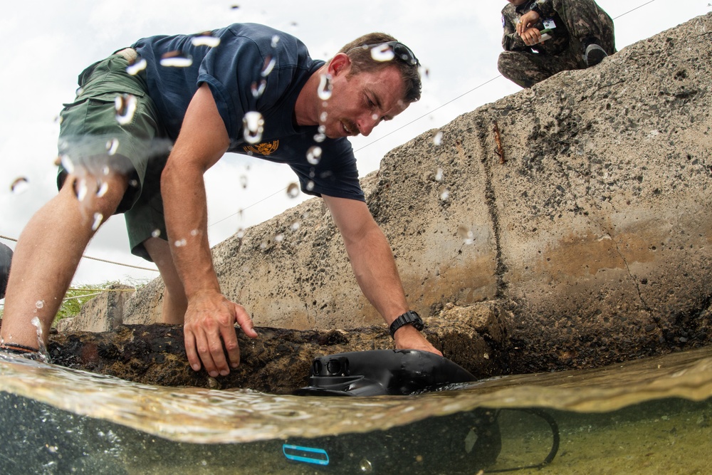 UCT-2 and RCN divers train underwater navigation