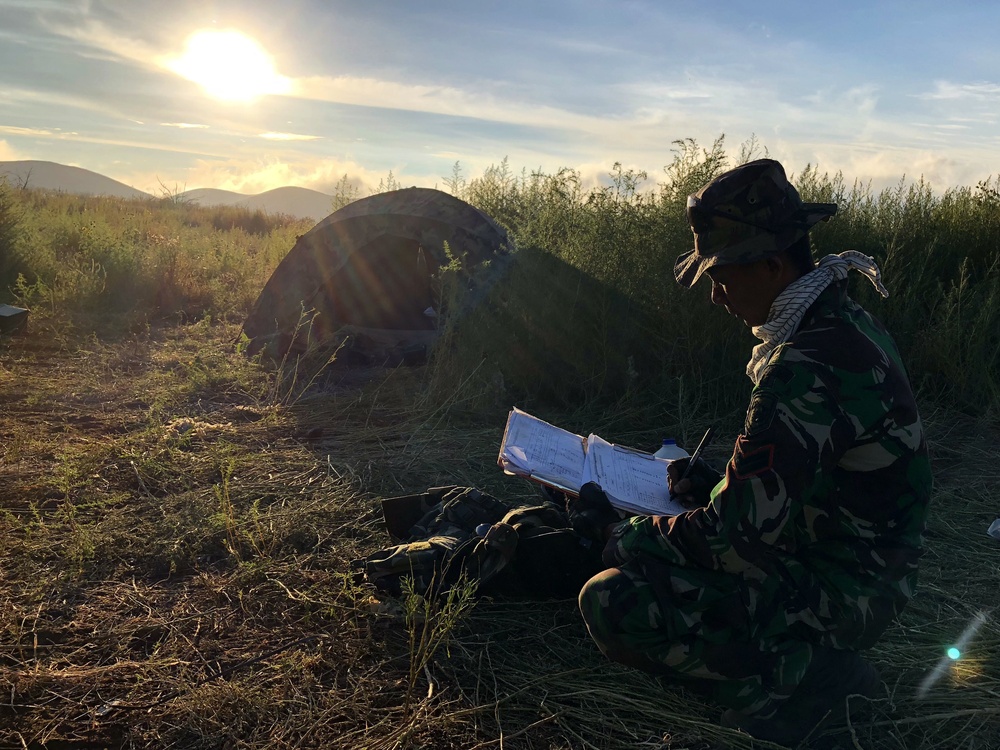 Indonesian Marine calculates firing data during RIMPAC