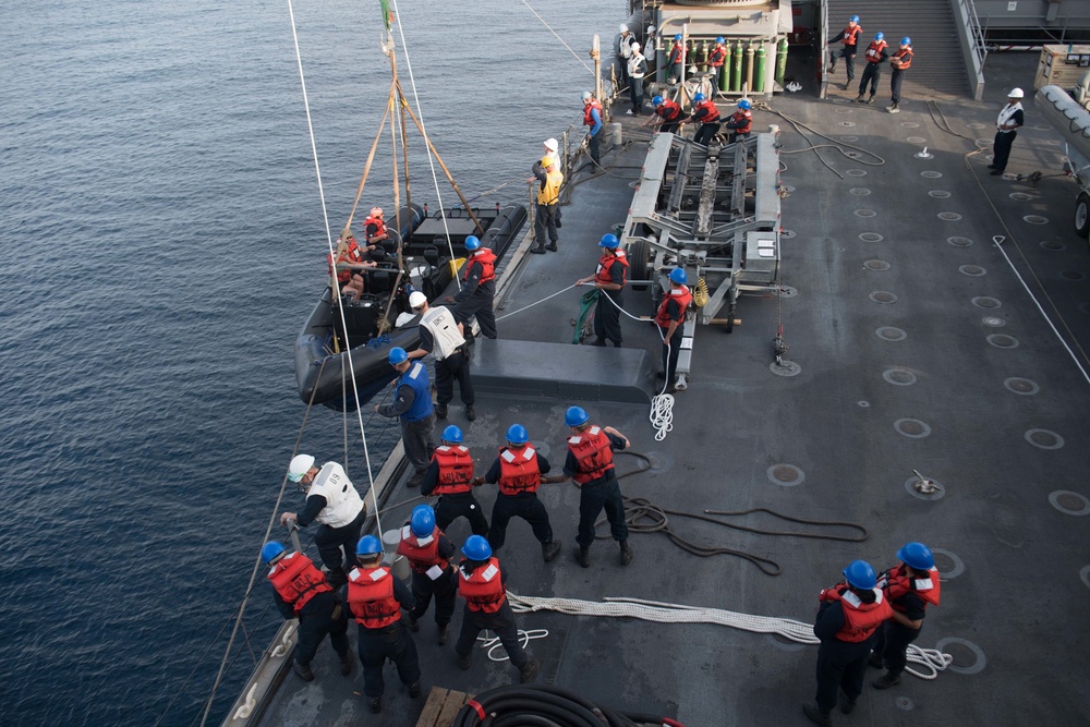 Dvids - Images - Uss Harpers Ferry Conducts Crane Operations [image 1 Of 3]