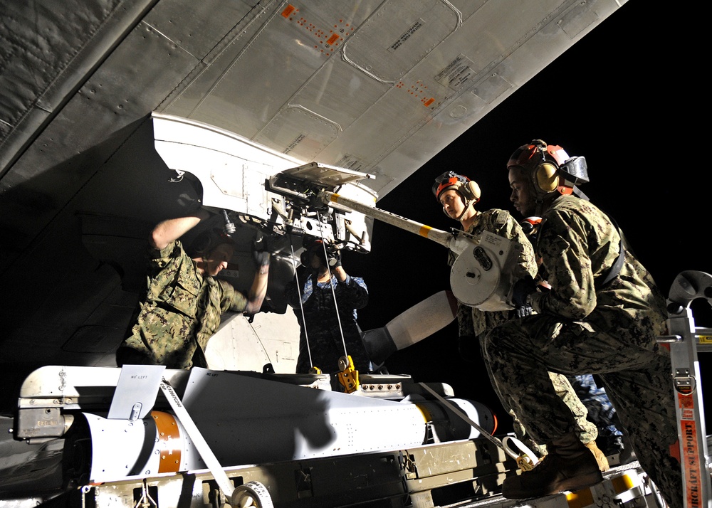 Patrol squadron Sailors upload Maverick missiles during RIMPAC 2018