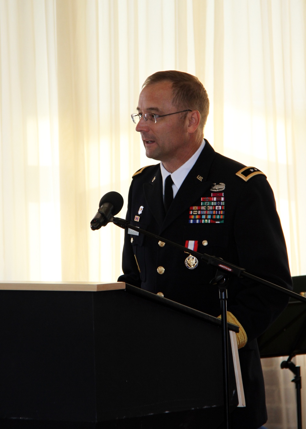 Out-going commander speaks at ceremony
