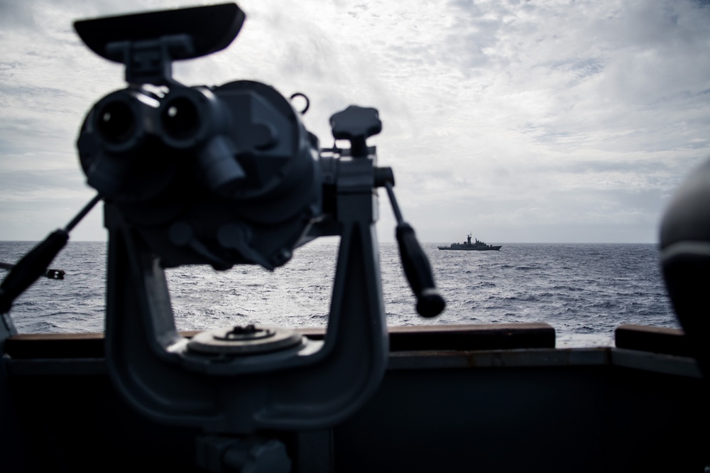 USS Dewey sails with HMAS Toowoomba during RIMPAC 2018