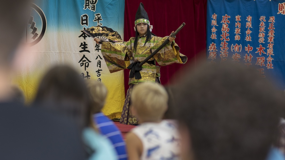 Japanese share history through performance with American children