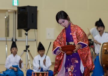 Japanese share history through performance with American children