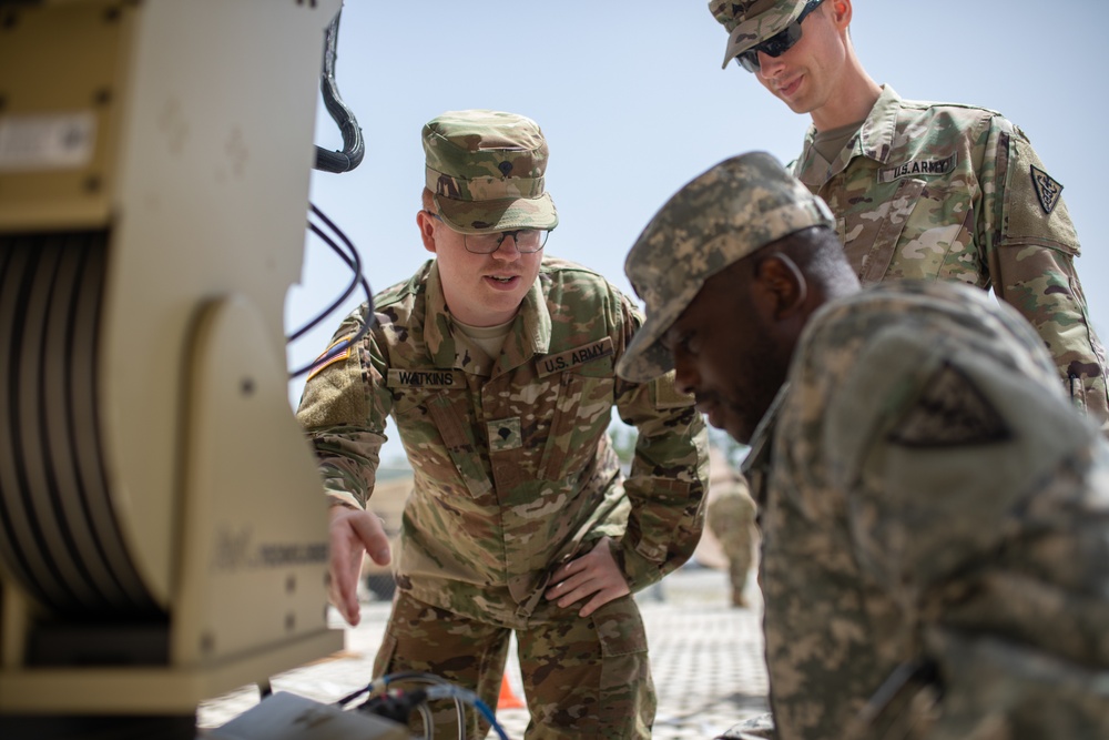 Talk this way: U.S. Army Reserve communications specialists lead the pack