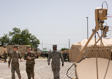 Talk this way: U.S. Army Reserve communications specialists lead the pack