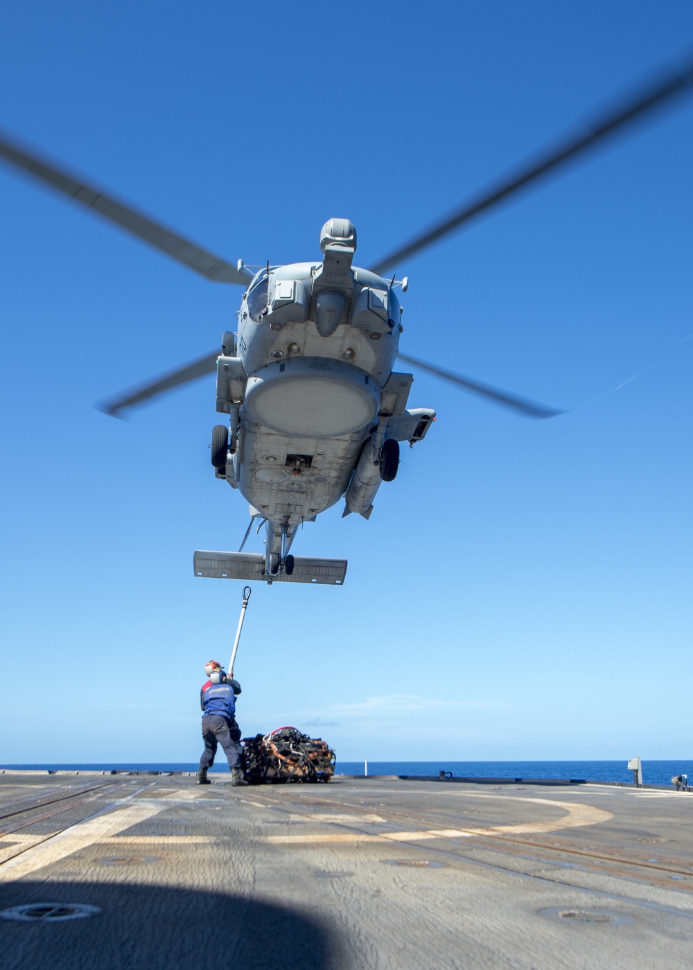 USS Antietam (CG 54) Sailors prepare to attach a cargo hook to a MH-60R Sea Hawk helicopter from “Warlords” of HSM 51