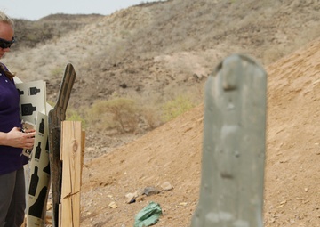 404th Civil Affairs conducts M4 training