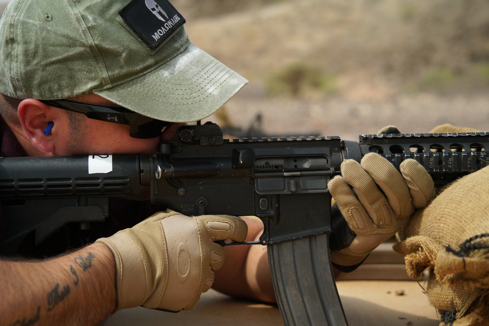 404th Civil Affairs conducts M4 training