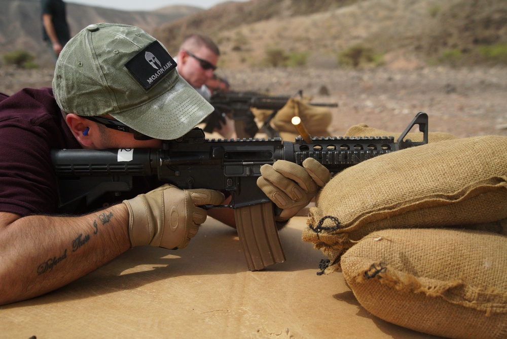 404th Civil Affairs conducts M4 training