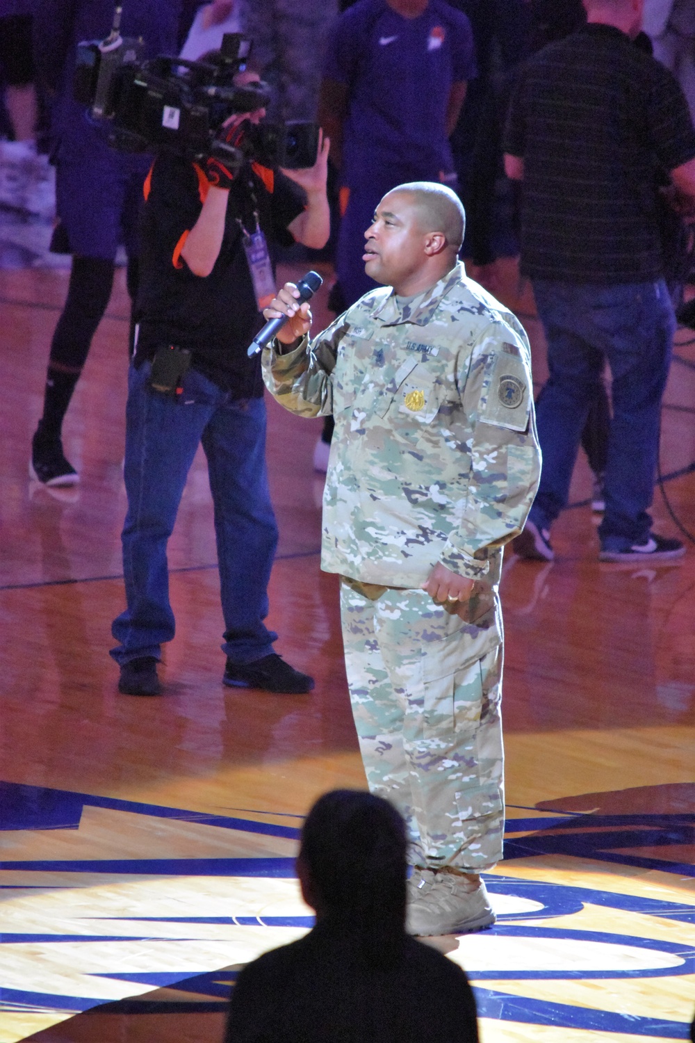 Phoenix Recruiting Battalion conducts mass enlistment at WNBA game