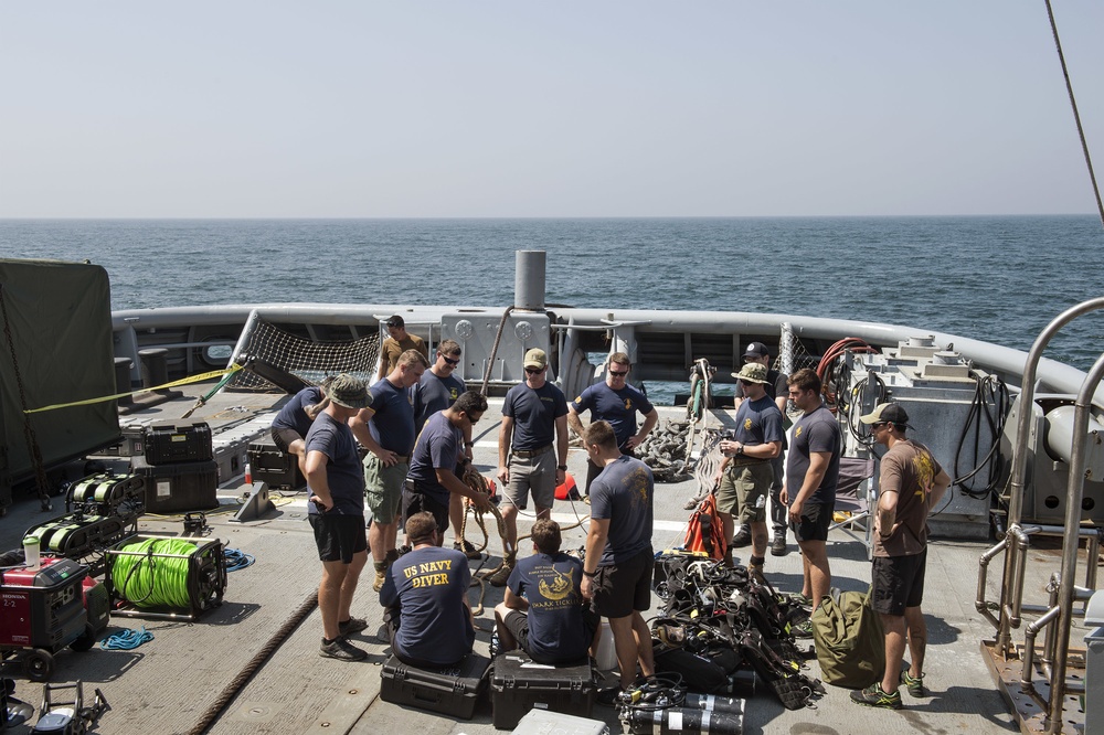 MDSU 2 Sailors dive on the wreck of WWI ship USS San Diego