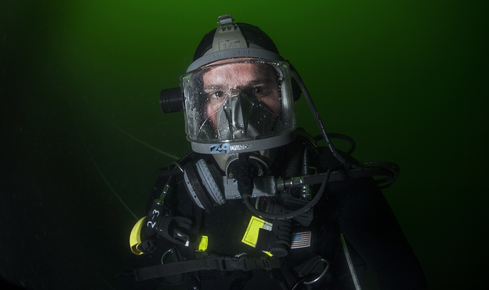 MDSU 2 Sailors dive on the wreck of WWI ship USS San Diego