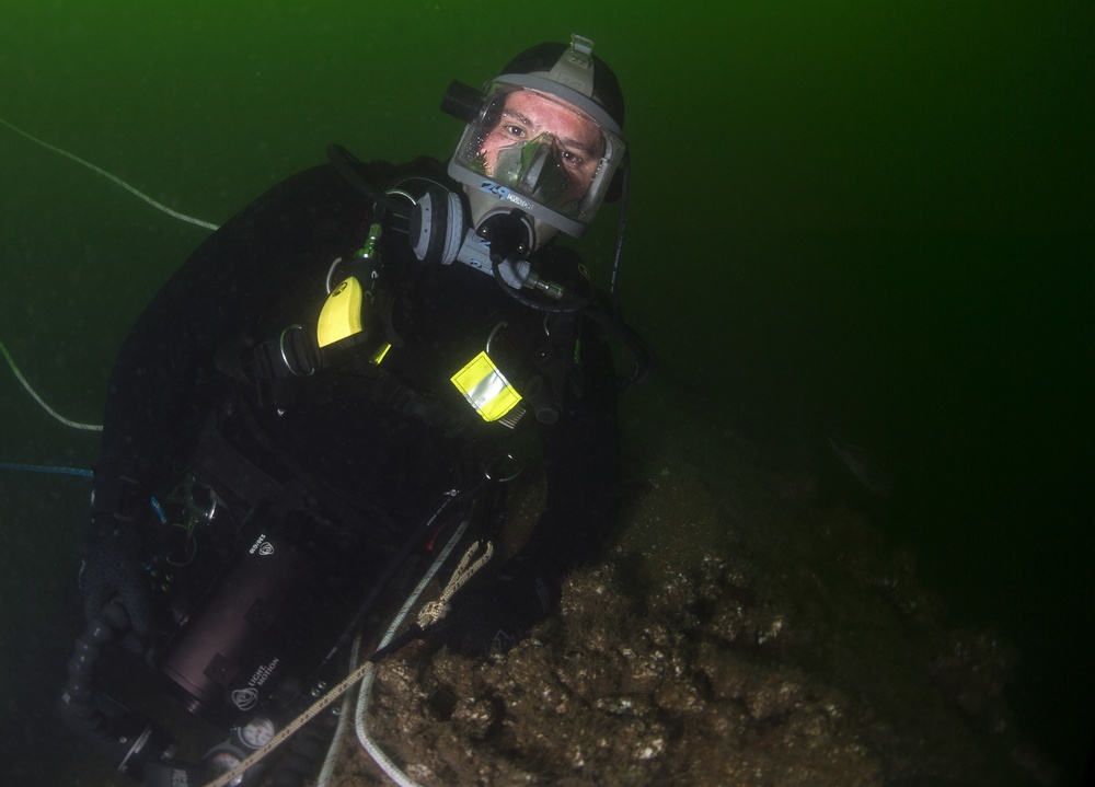 MDSU 2 Sailors dive on the wreck of WWI ship USS San Diego