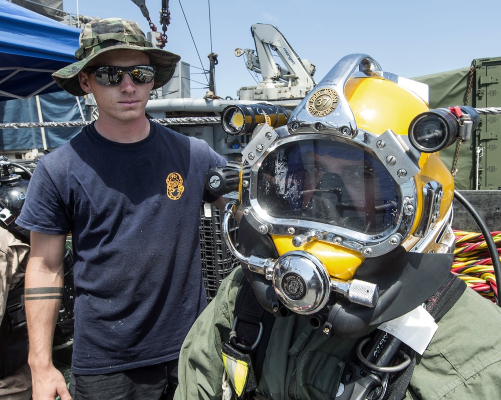 MDSU 2 Sailors dive on the wreck of WWI ship USS San Diego