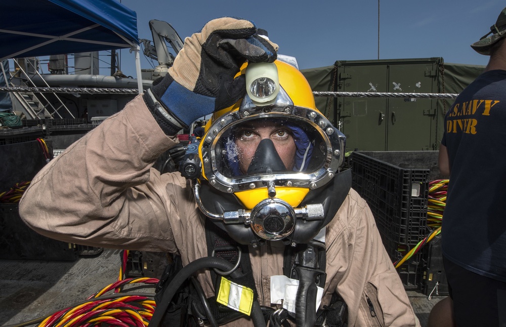 MDSU 2 Sailors dive on the wreck of WWI ship USS San Diego