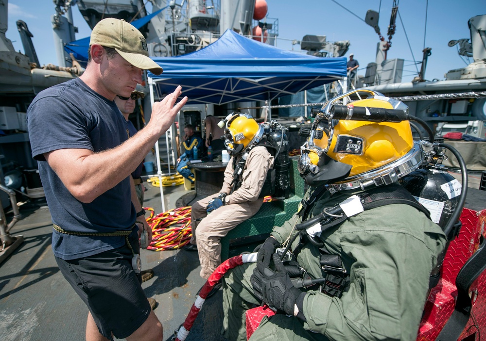 MDSU 2 Sailors dive on the wreck of WWI ship USS San Diego