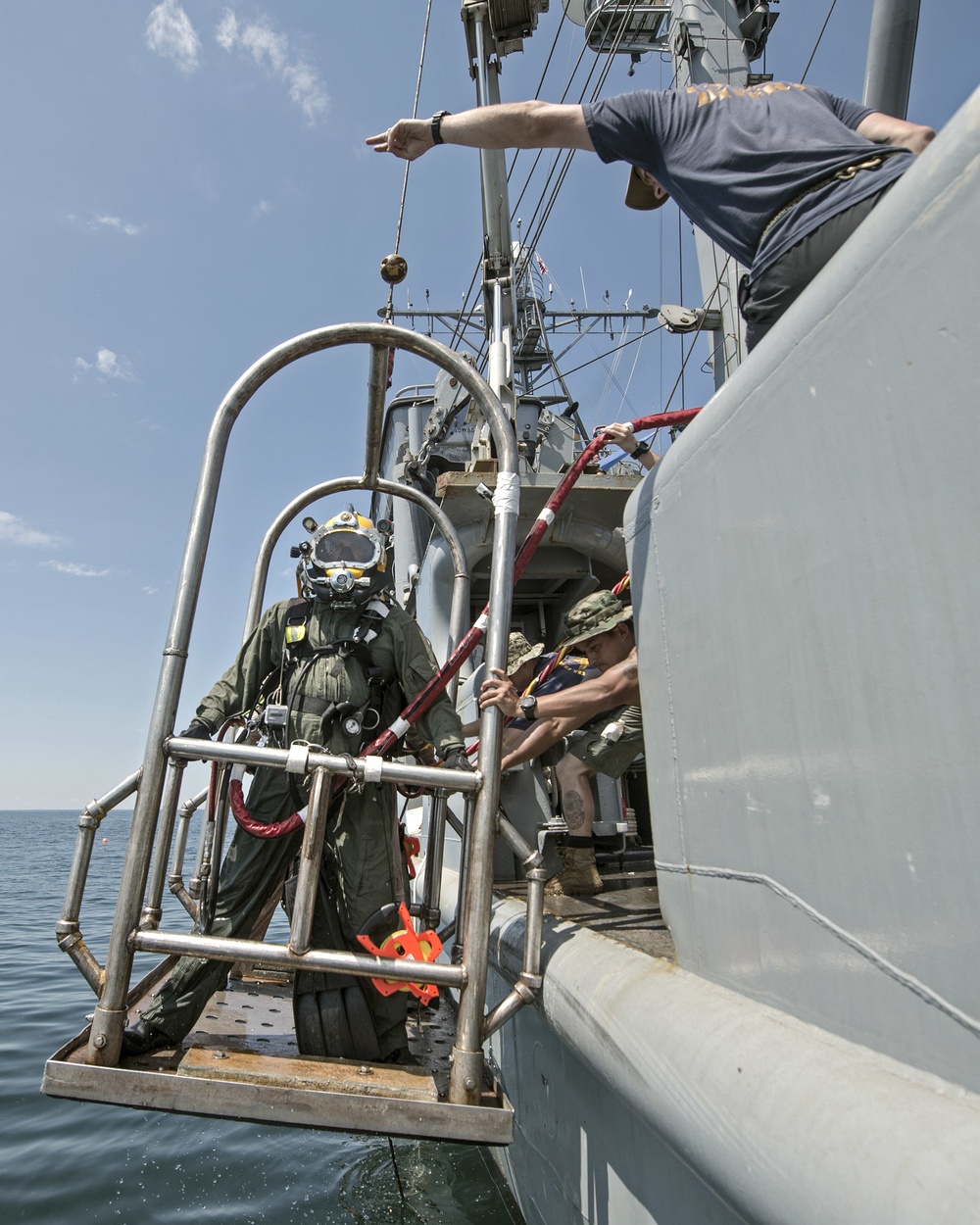 MDSU 2 Sailors dive on the wreck of WWI ship USS San Diego