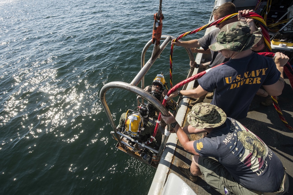 MDSU 2 Sailors dive on the wreck of WWI ship USS San Diego