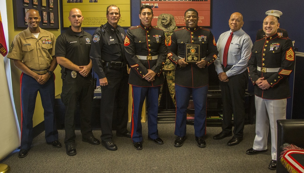 Mesa PD presents plaque to Arizona Marines