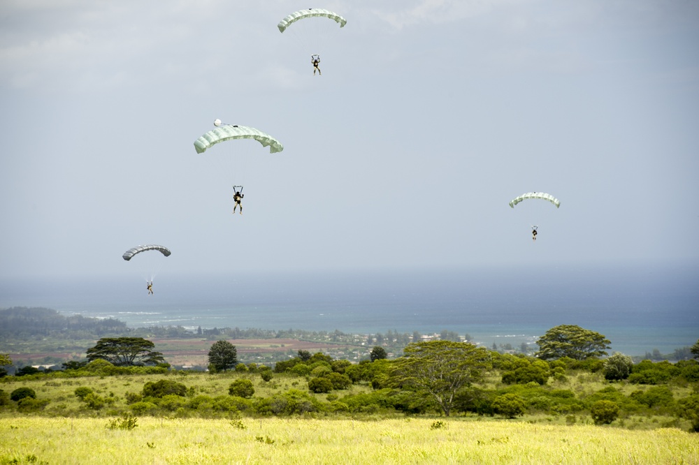 SOCPAC conducts airborne operations during RIMPAC