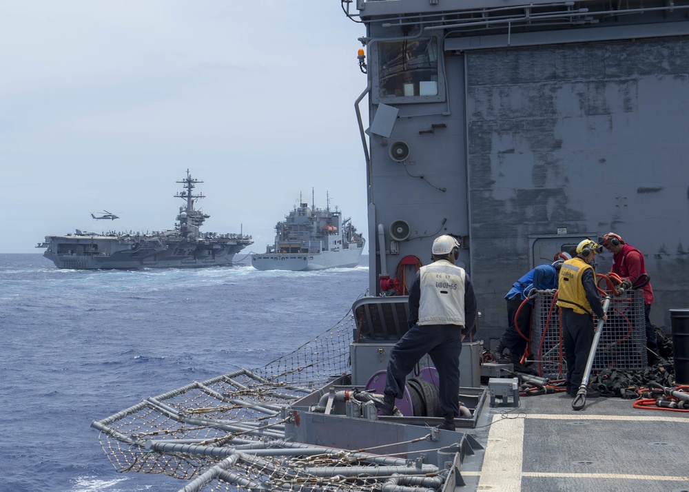 USS Lake Champlain conducts vertical replenishment with USNS Charles Drew (T-AKE 10) during RIMPAC 2018
