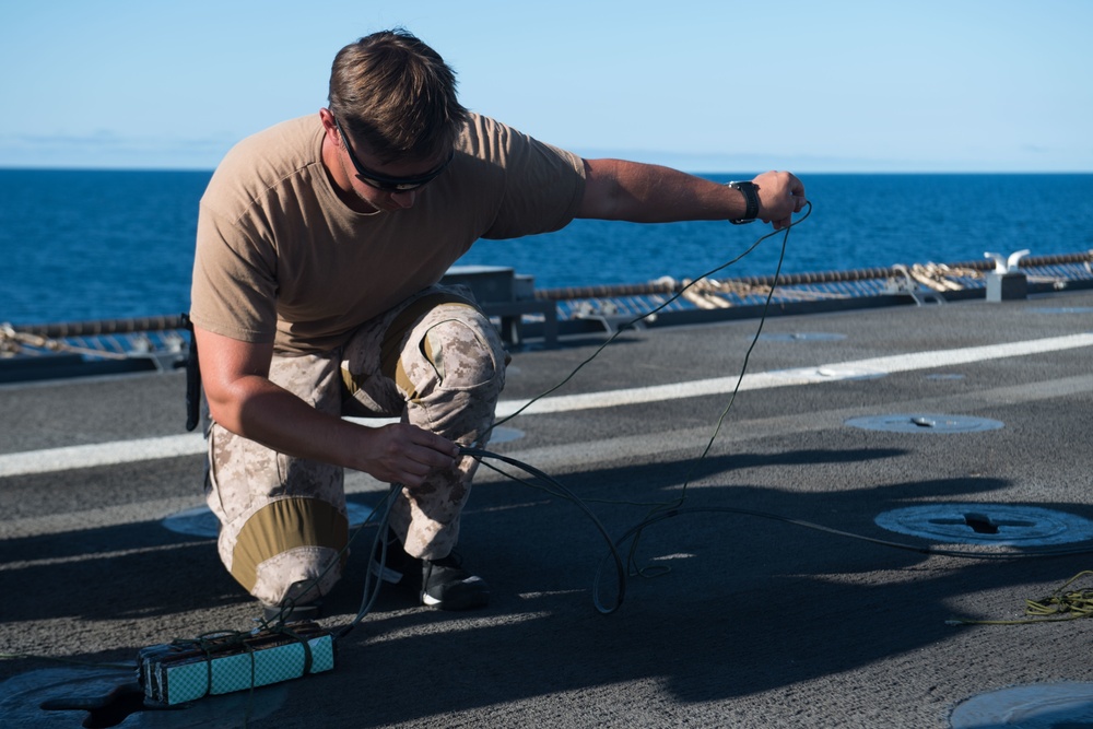 EODMU 3 prepares for underwater detonation aboard USS Harpers Ferry during RIMPAC 2018