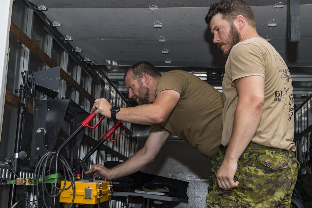 Canadian clearance divers participate in an improvised explosive device (IED) scenario during RIMPAC 2018