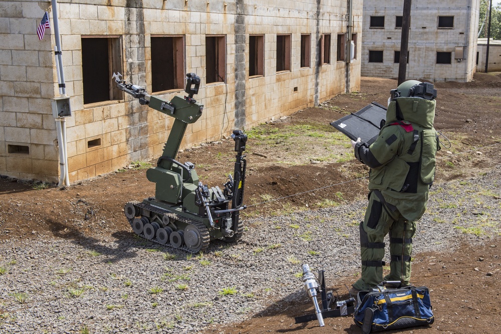 Canadian clearance divers participate in an improvised explosive device (IED) scenario during RIMPAC 2018