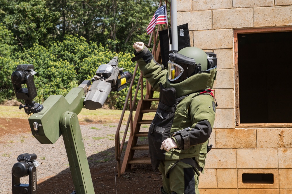 Canadian clearance divers participate in an improvised explosive device (IED) scenario during RIMPAC 2018