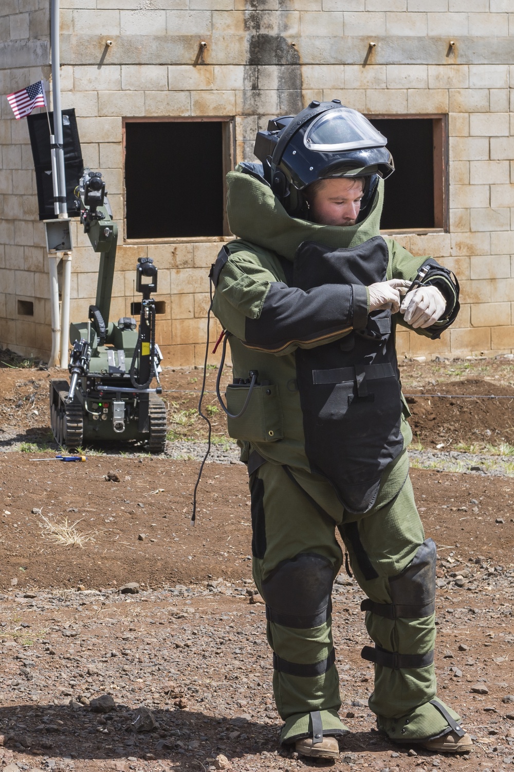 Canadian clearance divers participate in an simulated IED scenario during RIMPAC 2018.