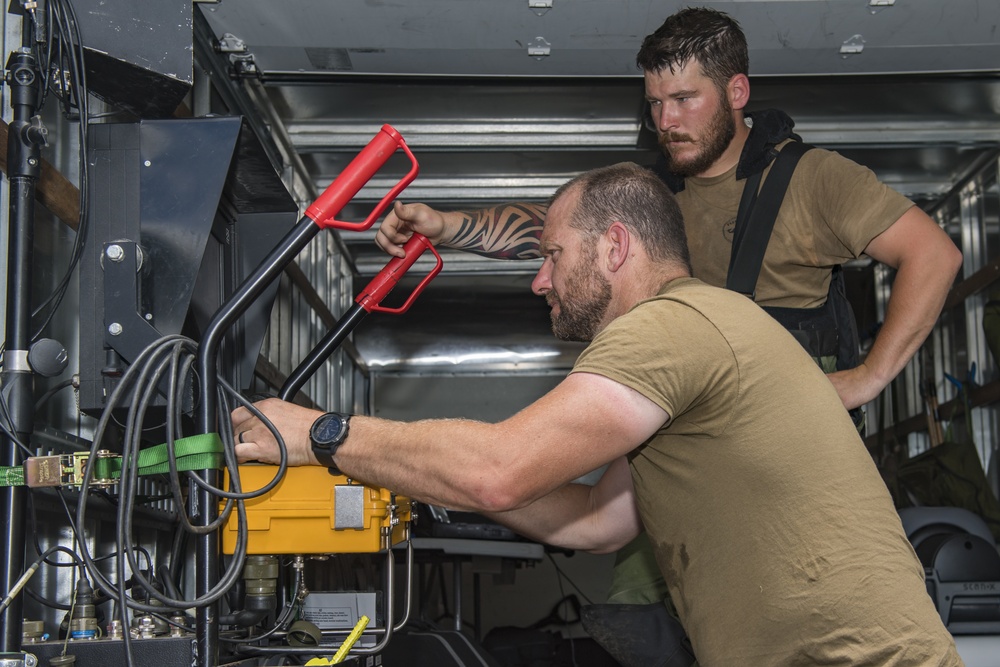 Canadian clearance divers participate in an simulated IED scenario during RIMPAC 2018.