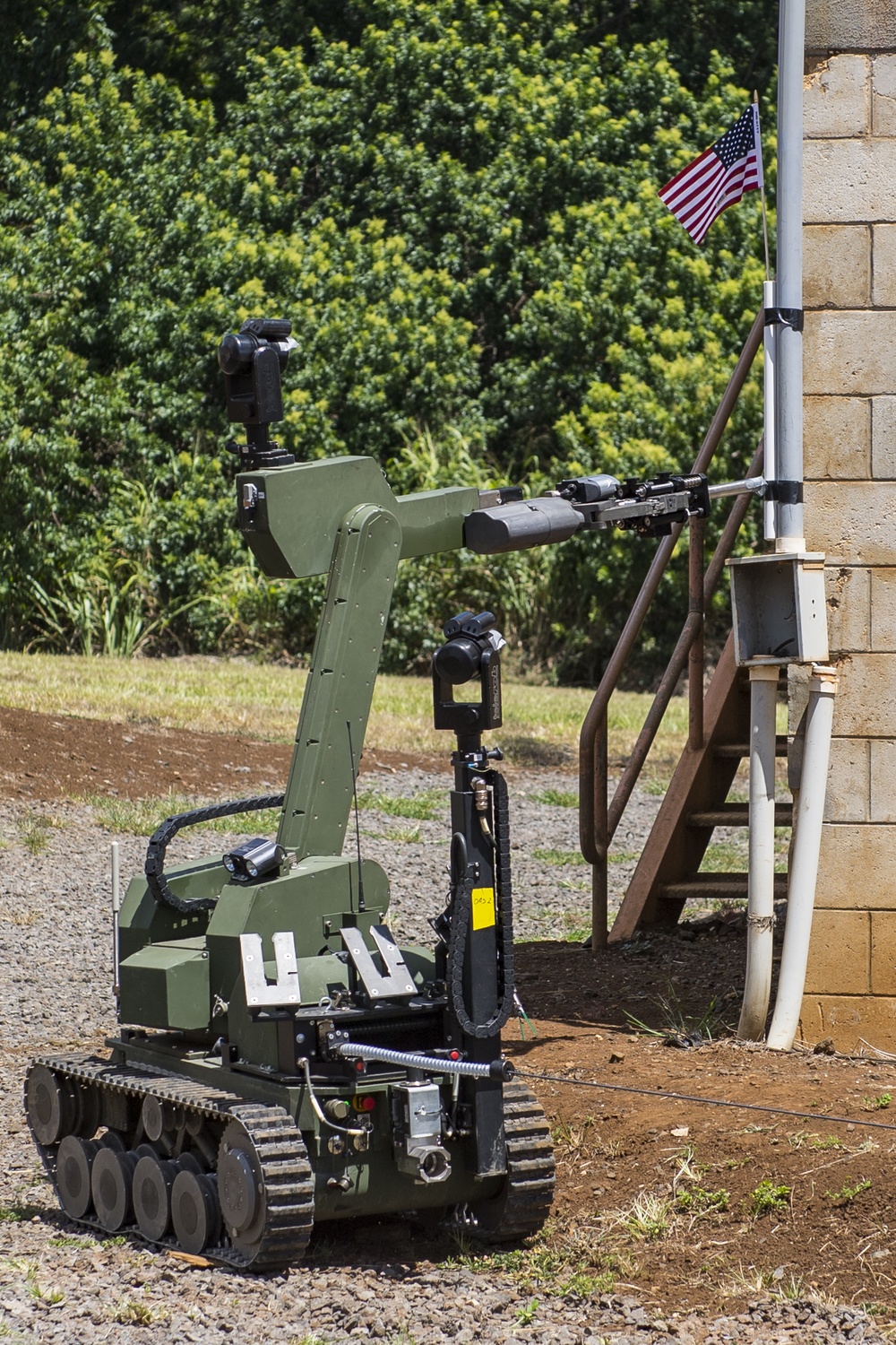 Canadian clearance divers participate in an simulated IED scenario during RIMPAC 2018.