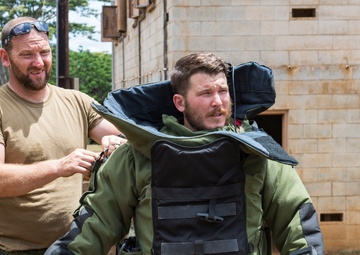 Canadian clearance divers participate in a simulated IED scenario during the RIMPAC 2018.