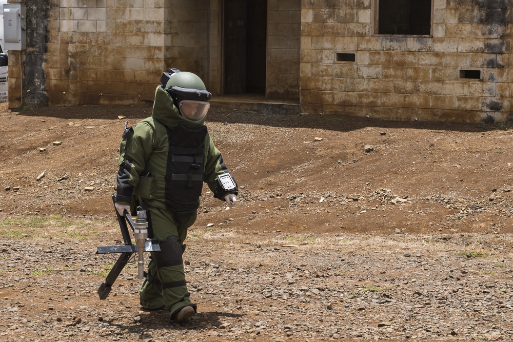 Canadian clearance divers participate in a simulated IED scenario during RIMPAC 2018