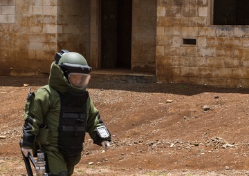 Canadian clearance divers participate in a simulated IED scenario during RIMPAC 2018