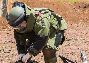 Canadian Clearance Divers Participate in IED Scenario During RIMPAC